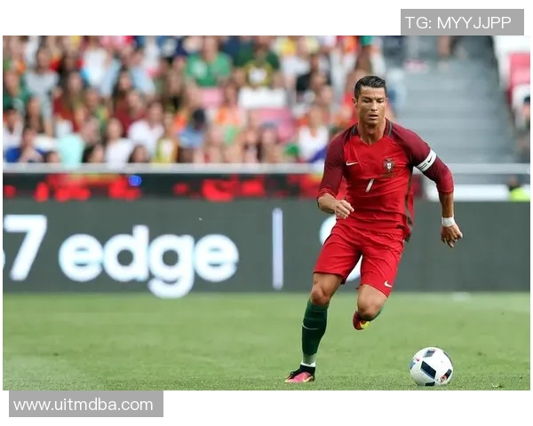 足球球星个性装扮解析：从场上到场下的时尚潮流演绎与搭配技巧